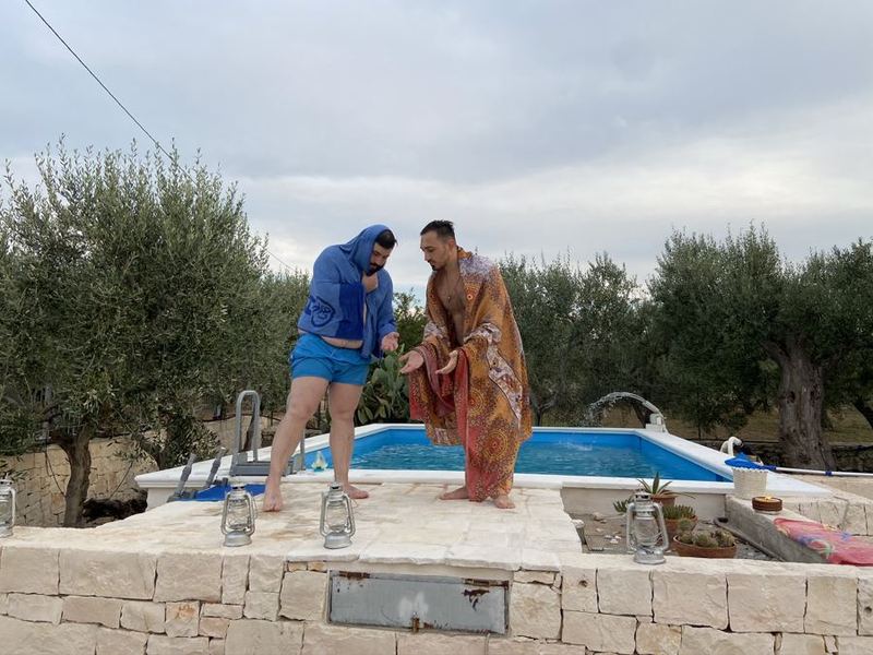 Presepe  in piscina tra gli ulivi